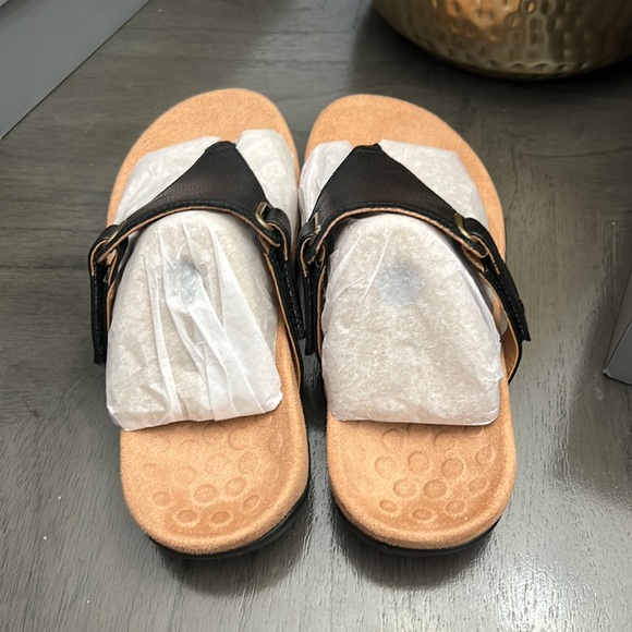 Vionic Wanda Women's Leather T-Strap Supportive Sandal WIDE - Picture 9 of 12